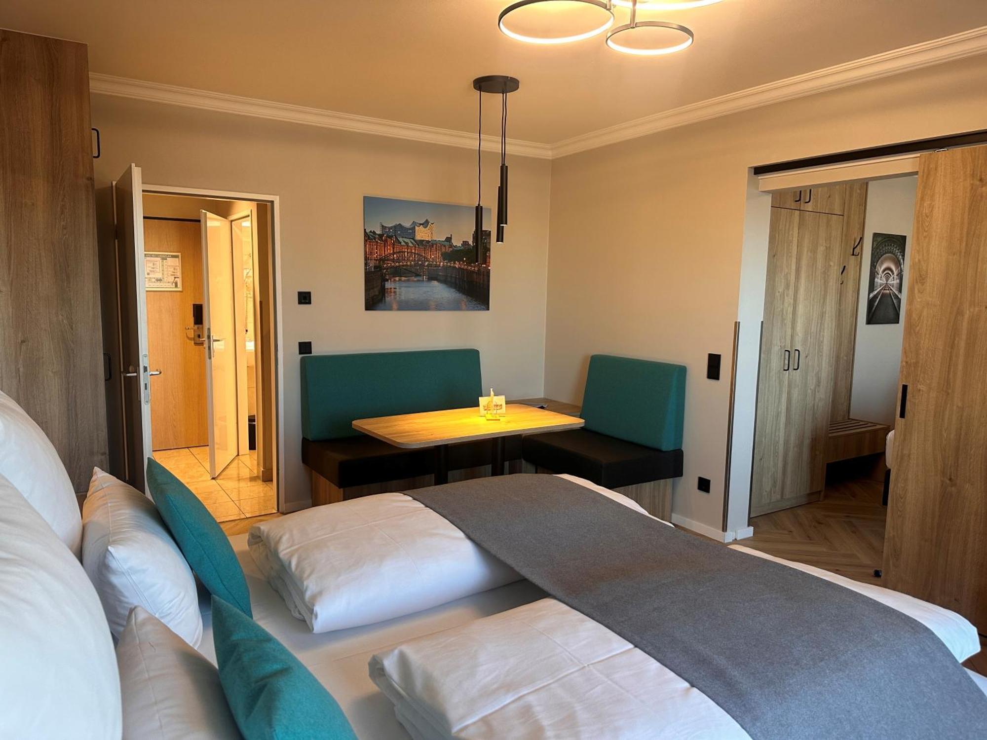 Deluxe Family Room Kitchen & Balcony